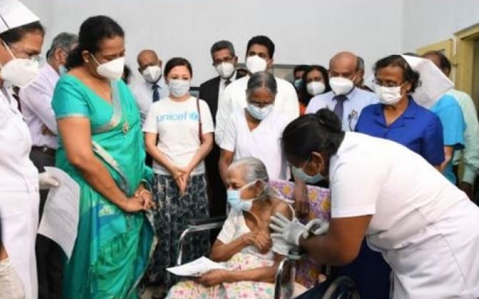 අවුරුදු 60 වැඩි වැඩිහිටියන් හට කොවිෂීල්ඩ් එන්නත් ලබා දීම අරඹයි..