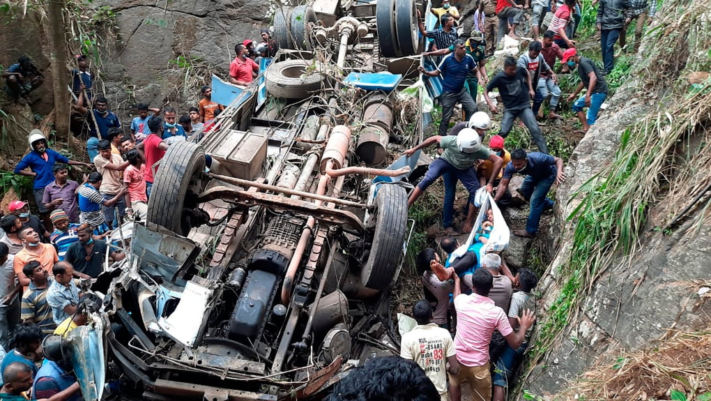 පස්සරදී ප්රපාතයකට බස් රථක් පෙරළේ – බස් රථයේ සිටි14 ක් මරුට..