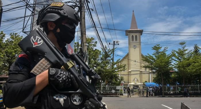 ඉන්දුනීසියාවේ කිතුණු දේවස්ථානයට මරාගෙන මැරෙන බෝම්බ ප්රහාරයක්..