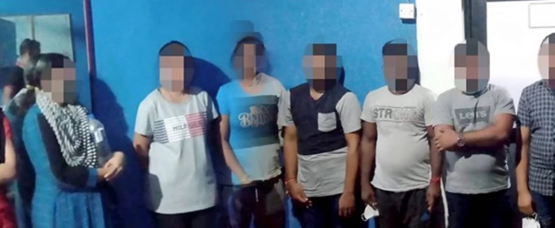 හොර පාරෙන් රට පනින්න හැදූ 20 කට වැඩ වරදී..
