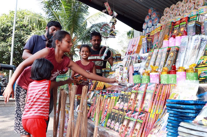 අවුරුදු සමයේ අනවශ්ය ලෙස ඒකරාශී වෙමින් සතුටු සාද පැවැත්වීමෙන් වළකින ලෙස රජය විසින් ජනතාවගෙන් ඉල්ලයි..