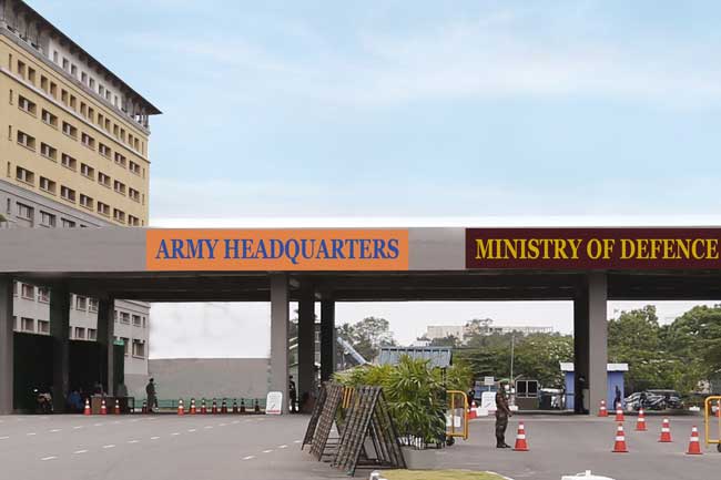 නීතිවිරෝධී මාර්ග ඔස්සේ රුසියානු හෝ යුක්රේන හමුදාවට එක්නොවන ලෙස සියලු ත්රිවිධ හමුදා සාමාජිකයින්ට දැනුම් දී ඇති බව ආරක්ෂක අමාත්යංශය පවසයි. රුසියානු හමුදාවට මෙරට ආරක්ෂක අංශ සාමාජිකයින් එක්වන බවට තොරතුරු අනාවරණය වන අතර ඒ සම්බන්ධයෙන් ආරක්ෂක අමාත්යංශයේ කිසිදු සබඳතාවයක් නොමැති බව එම අමාත්යංශය සඳහන් කළේය. රුසියානු හමුදාවට එක්වු මෙරට හමුදා සාමාජිකයින් දෙදෙනෙකු පසුගිය දා මියගොස් ඇති බවට අල්ජසීරා පුවත් සේවය සිදුකළ අනාවරණයත් සමග ඒ සම්බන්ධයෙන් මේ වන විට දැඩි කතාබහක් මතුව තිබේ. කෙසේවෙතත් මෙරට හමුදා සාමාජිකයින් දෙදෙනෙකු එලෙස මියගොස් ඇති බවට මේ දක්වාත් තානාපති කාර්යාල හරහා මෙරටට දැනුම් දී නොමැති බව ආරක්ෂක අමාත්යංශය සඳහන් කළේය. ශ්රී ලාංකික හමුදා සාමාජිකයින් රුසියාවේ සේවයට යොමු කිරීම සඳහා මෙරට හමුදාව සහ රුසියානු හමුදාව අතර කිසිදු එකඟතාවක් නොමැති පසුබිමක මෙවැනි සිදුවීම් මෙරට කීර්තිනාමයට හානියක් එල්ල කරන බව ද ආරක්ෂක අමාත්යංශය පැවසුවේය. මෙම තත්ත්වය තුළ මෙරට හමුදා සාමාජිකයින්ට රුසියානු හමුදාව සමග එක්නොවන ලෙස දැනුම් දී ඇතැයි ආරක්ෂක අමාත්යංශය සඳහන් කළේය. මේ අතර යුක්රේන හමුදාවේ සේවය කරමින් සිටිය දී කපිතාන්වරයෙකු ඇතුළු ශ්රී ලංකාවේ හිටපු හමුදා සාමාජිකයින් තිදෙනෙකු මියගොස් ඇති බවට පසුගිය වසරේ දෙසැම්බර් මාසයේ දී තොරතුරු වාර්තා වුණි.