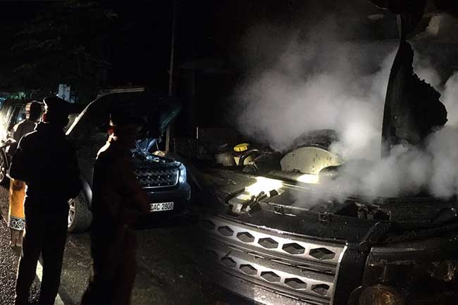 රාජ්ය ඇමති චාමර ගමන්කළ රථය එක්වරම ගිනිගනී