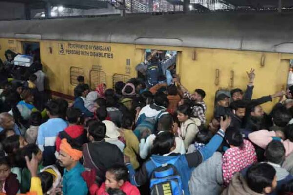 නවදිල්ලි දුම්රිය ස්ථානයේ තෙරපුමකින් 18ක් මරුට