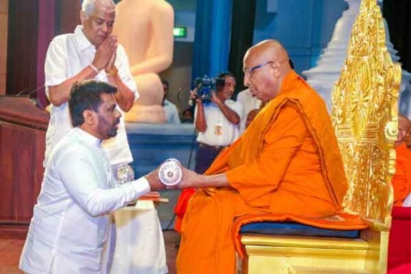 අභිනව අමරපුර මහා නාහිමිට ශ්රී සන්නස් පත්රය පිළිගැන්වෙයි