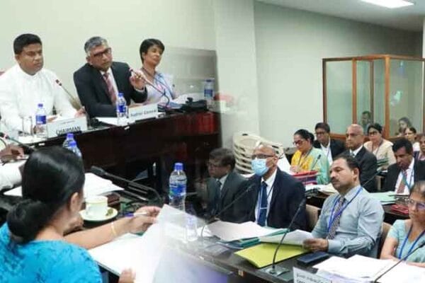 පැරණි තොරතුරු නැතැයි කී DMT නිලධාරීන්ට කෝපා කමිටුවේ අප්රසාදය