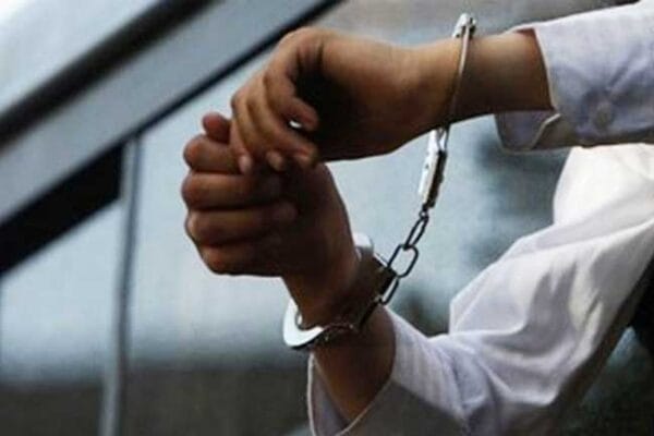 කංසා තෙල් පන්නන්න ගිය රේගු පරීක්ෂක අත්අඩංගුවට