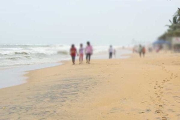 වෙරළ තීරයක කාන්තා මළසිරුරක්